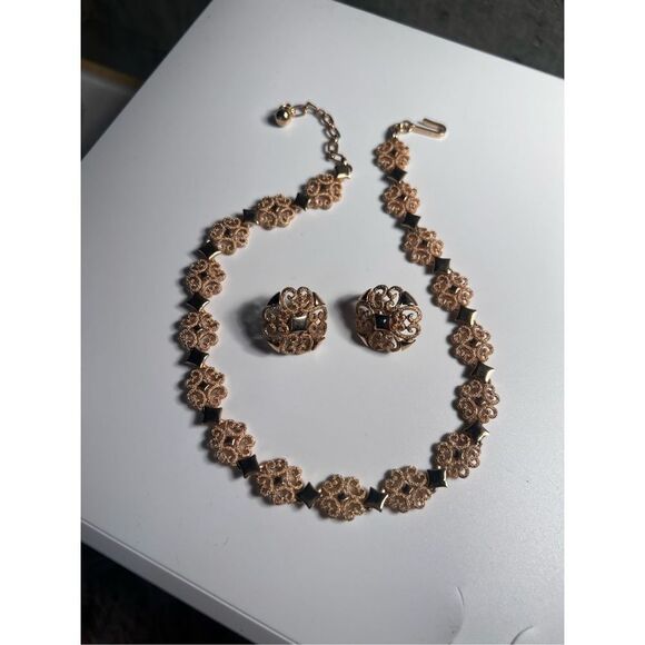 Vintage Avon Choker Necklace w/ Matching Clip On Earring Set in Brushed Goldtone - Picture 11 of 13